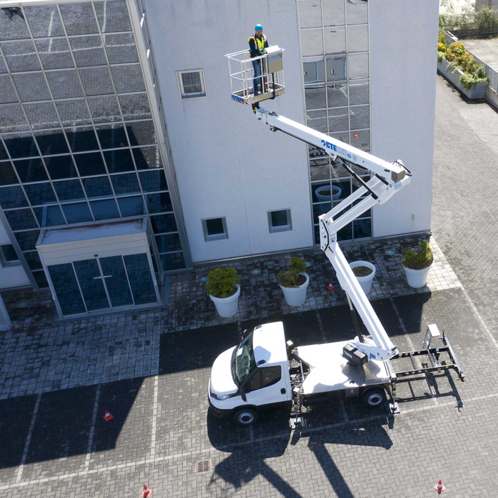 piattaforma aerea autocarrata nuova ZED 25-HV