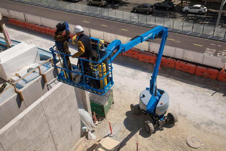 Piattaforma a braccio articolato Genie Z-45 XC